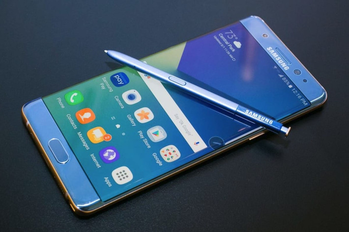 Máy còn được trang bị trợ lý Bixby AI và chiếc bút S-Pen sẽ đem lại trải nghiệm bạn khó tìm thấy trên Galaxy S9. Ảnh: AKKet.