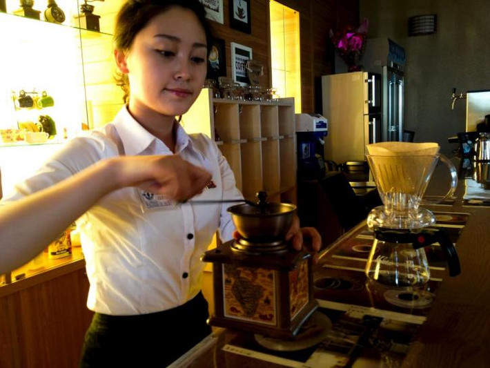 Giới trẻ sành điệu cũng uống cà phê cappuccino với giá từ 4 - 8 USD/ly. Một ly mocha đá tốn đến 9 USD. Ảnh: Reuters.