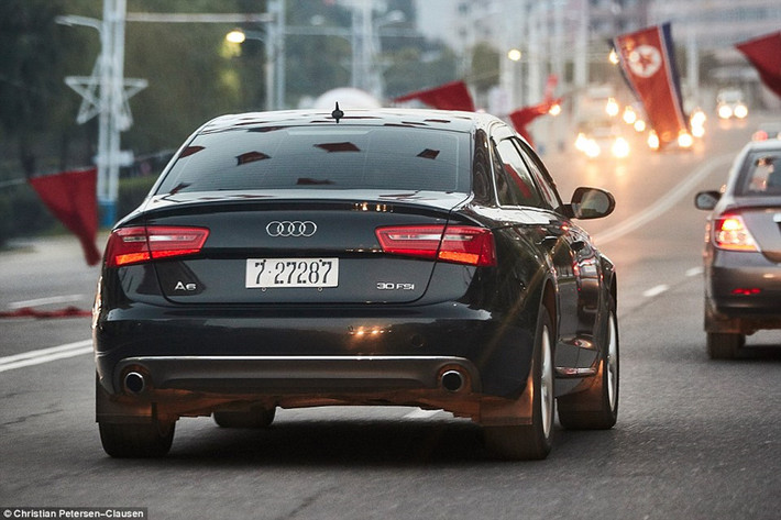 Trên phố vẫn có sự xuất hiện của chiếc xe sang Audi A6. Ảnh: Christian Petersen.