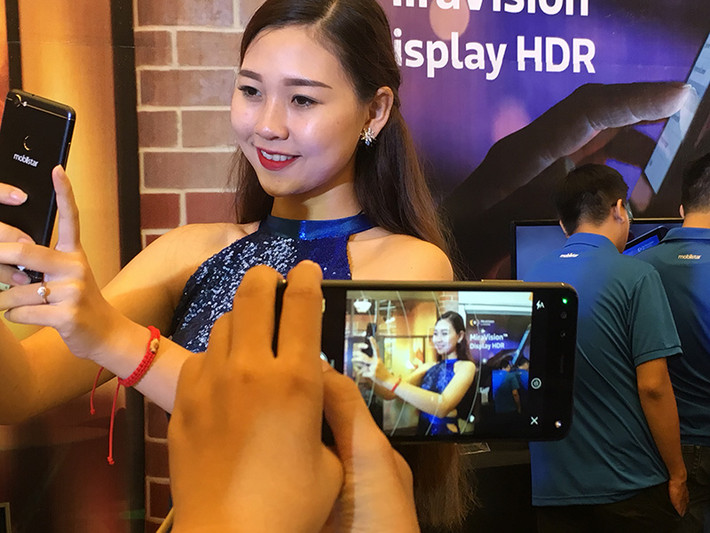 Bộ đôi camera trước của Prime X Max có một camera sở hữu độ phân giải 20MP, sử dụng cảm biến Sony IMX376 với khẩu độ f/2.0, góc chụp rộng lên tới 120 độ và đi kèm là tính năng xóa phông selfie thời thượng. Ảnh: Thegioididong.
