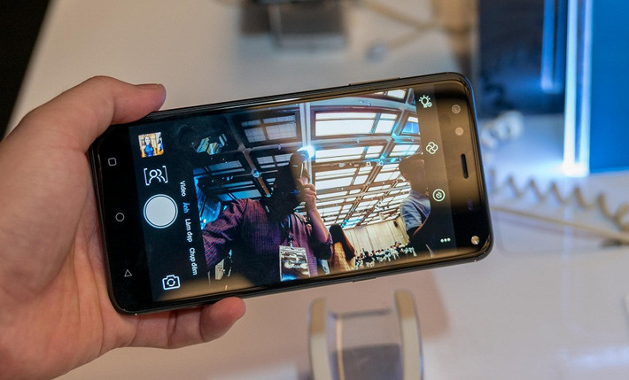 Đi kèm với camera selfie khủng là một camera thứ 2 có góc siêu rộng 120 độ giúp chụp ảnh selfie nhóm đông người. Ảnh: NghenhinVietnam.