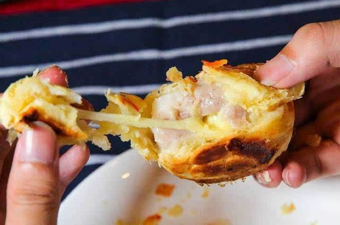 Bánh trung thu nhân “đông tây kết hợp” với nhân bánh là một con tôm to kèm phô mai hay nhân thịt cua được bán với giá 7 - 10 NDT/chiếc (tương đương từ 27.000 - 34.000 đồng). Ảnh: Weibo.