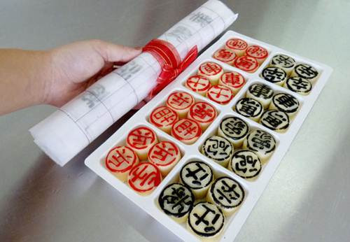 Trung Quốc còn có bánh trung thu cờ tướng vô cùng kỳ quặc. Trong ván chơi, nếu thua, đối phương ăn luôn quân của bạn theo đúng nghĩa đen. Ảnh: Sina.