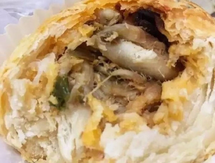 Nhân bánh có 1-0-2 này bao gồm đùi ếch sa tế, ếch xào dưa hay bào ngư. Ảnh: Todayonline.