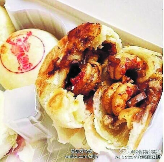 Ngoài ra, bánh trung thu nhân tôm hùm đất 13 vị cũng đang gây sốt tại Thượng Hải. Ảnh: Weibo.