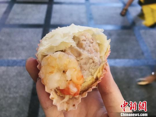 Mỗi chiếc bánh trung thu độc đáo này có giá khoảng 15 NDT (tương đương khoảng 50.000 đồng). Ảnh: Chinanews.