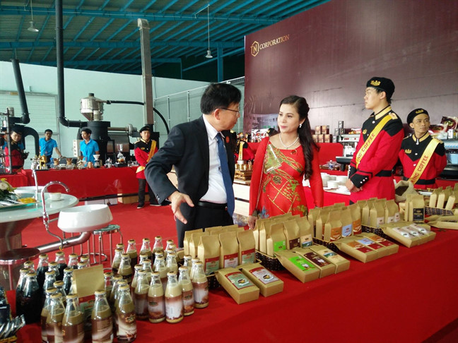 Một nguồn tin lâu năm trong ngành cho rằng, thực tế vai trò của bà Diệp Thảo tại cà phê Trung Nguyên không hề nhỏ hơn chồng. Trong suốt quá trình khởi nghiệp 20 năm của đại gia Nguyên Vũ, bà Thảo âm thầm góp phần điều hành quan trọng. Chính vì vậy, vai trò của bà Thảo ít được công chúng biết đến như ông Vũ. Ảnh: Giacaphe.