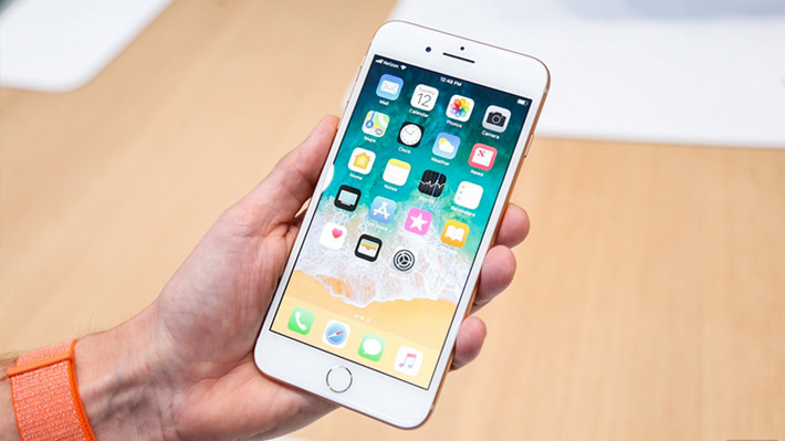 Phía trước vẫn là màn hình 5,5 inch độ phân giải Full HD có tên là Retina HD True Tone, tương tự iPhone 7 Plus. Ảnh: Thegioididong.