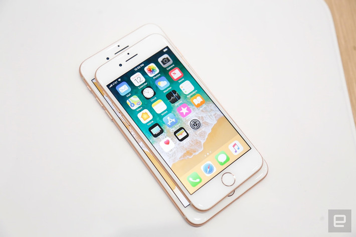 Hơn nữa, mức giá bán của iPhone 8 (699 USD) và 8 Plus (799 USD), tăng 30 USD - 50 USD so với iPhone 7/7Plus được cho là đắt đỏ. Ảnh: Slashgear.