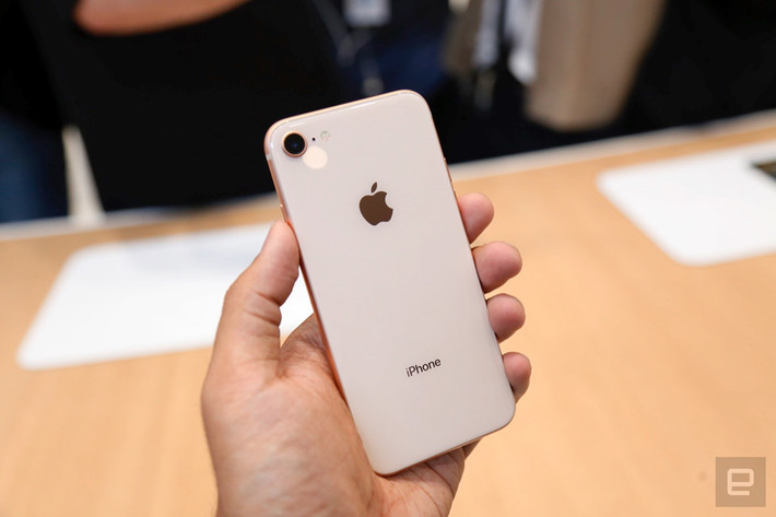 Camrea sau trên iPhone 8 được nâng cấp tính năng chống rung quang học, trở thành mẫu iPhone 4,7 inch hỗ trợ chống rung quang học. Tuy nhiên, những nâng cấp này vẫn quá mờ nhạt so với iPhone X. Ảnh: Slashgear.