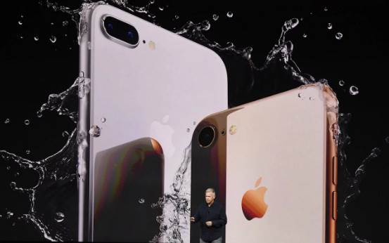 Trong sự bất ngờ của mọi người, Apple giới thiệu iPhone 8 Plus có thiết kế y hệt chiếc iPhone 7 Plus, chỉ khác chất liệu làm từ kính ở mặt lưng. Ảnh: Bloomber.