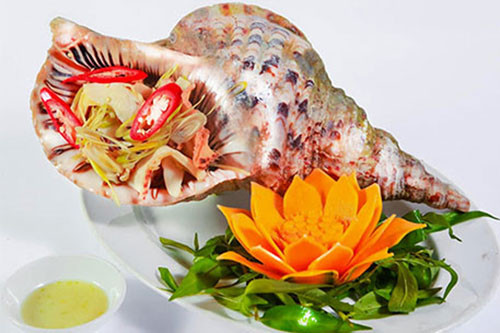 Muốn mua ốc hoàng hậu, khách phải đặt trước. Những con ốc nhỏ thì khoảng 2 ngày là có nhưng ốc to thì đợi cả tuần. Đặc biệt, ốc hoàng hậu khủng thì khách phải xếp hàng dài chờ mua. Ảnh: Nhahangkhongten.