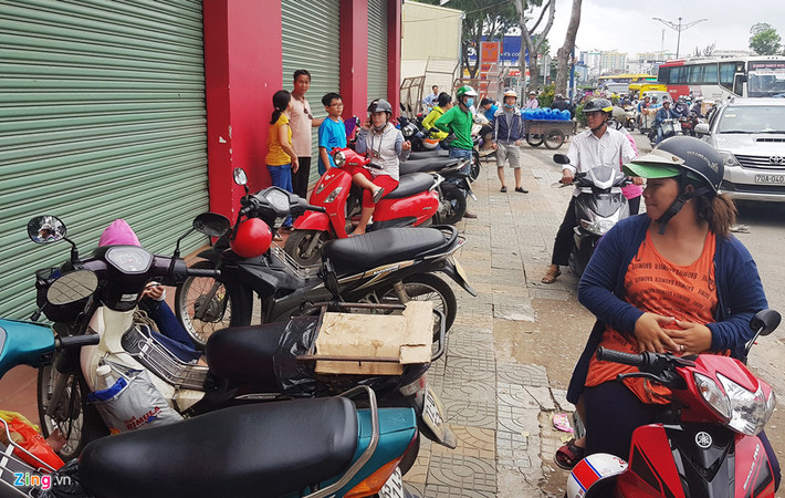 Nhiều người điều khiển xe máy phải tấp vào vỉa hè khu vực mũi tàu chờ xe cộ giảm bớt mới tiếp tục di chuyển. Chị Nguyễn Thị Tú (quận 12) cho hay đã mất hơn nửa giờ "bò" từ đường Nguyễn Văn Trỗi tới đoạn mũi tàu Trường Chinh - Cộng Hòa đến đây lại còn kẹt hơn nữa nên đành tấp vào nghỉ sức rồi di chuyển tiếp.