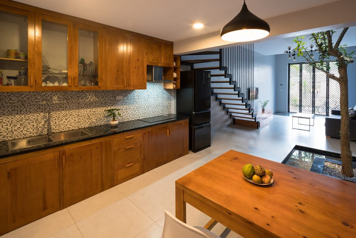 Phòng bếp trang trí nội thất tối giản.