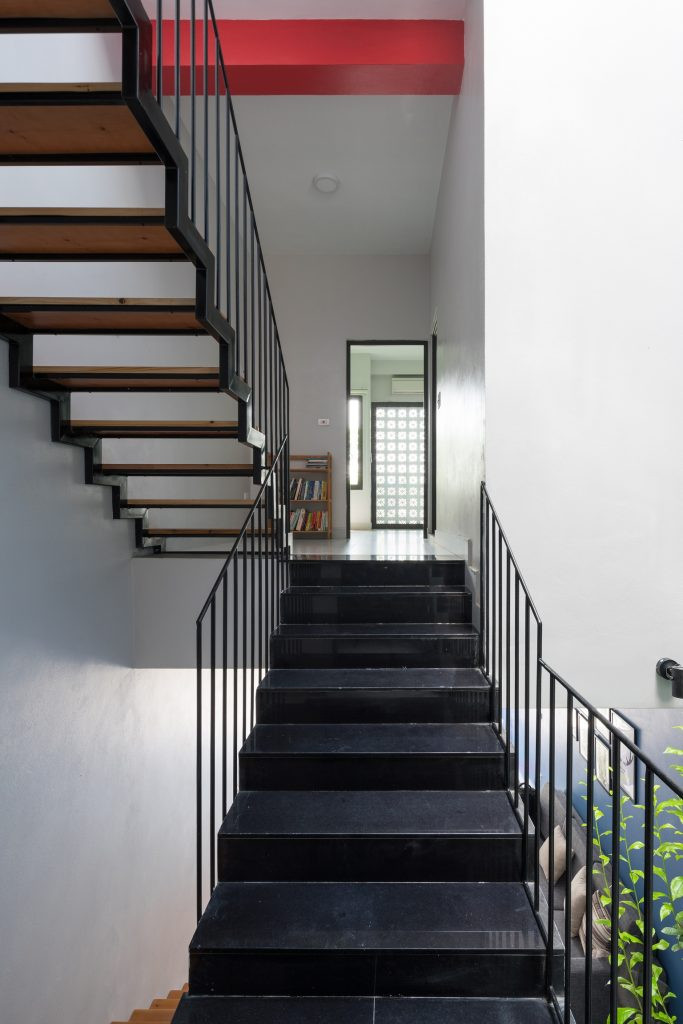 Cầu thang lối lên từ tầng 2 có thiết kế bằng sắt với mặt bậc ốp gỗ giúp nhẹ kết cấu và tăng độ thông thoáng.