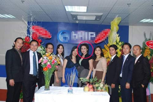 Tại Việt Nam, bà Yvonne Thúy Hoàng trở thành "thủ lĩnh" của công ty bán hàng đa cấp bHIP Việt Nam. Công ty chuyên cung cấp các loại thực phẩm chức năng. Ảnh: Phununet.