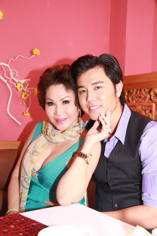 Một phần nguyên nhân là do sự chênh lệch tuổi tác giữa Vũ Hoàng Việt và Yvonne Thúy Hoàng. Yvonne đã ở tuổi 60 còn Vũ Hoàng Việt mới 28. Ảnh: Dân Việt.