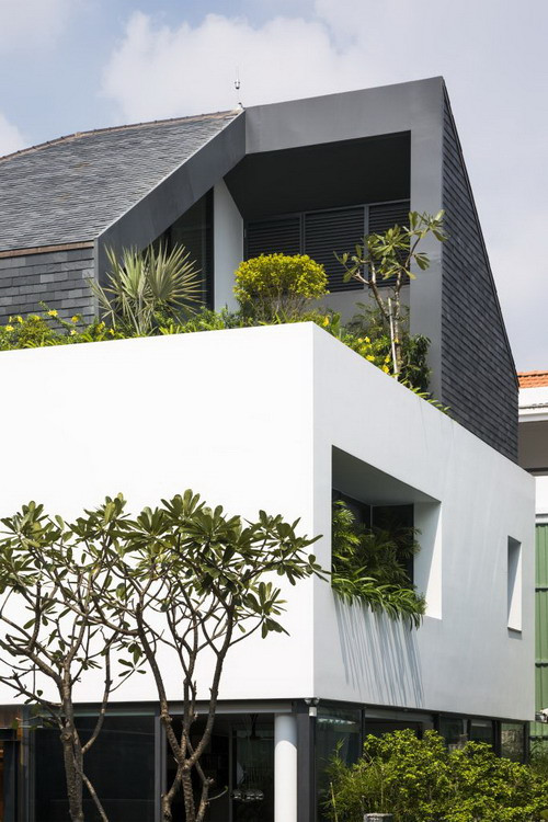 Ngôi nhà thiết kế với không gian mở, góc nhìn hướng ra ngoài thông qua cây xanh.