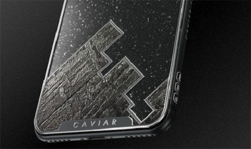 Công ty Caviar cũng hỗ trợ khách hàng trong việc tùy biến giao diện trên chiếc iPhone X siêu đắt này. Ảnh: Phonearena.