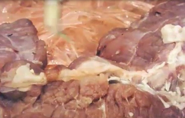 Thịt lợn giá rẻ nhanh chóng ngả màu sau khi bỏ ra khỏi tủ đông.