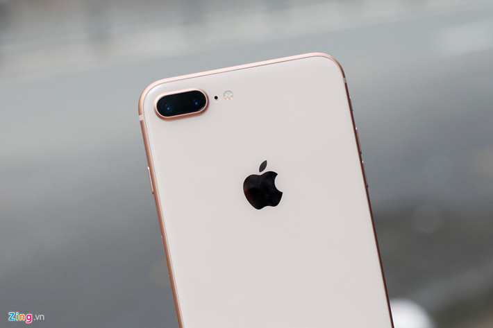 So với iPhone 7 Plus, đường viền cụm camera kép trên iPhone 8 Plus dày hơn đôi chút. Cảm biến camera sau này đã được nâng cấp toàn diện so với thế hệ cũ. Theo một số trang nước ngoài, Apple sử dụng AI để học hỏi, căn chỉnh rất nhiều trên camera này.