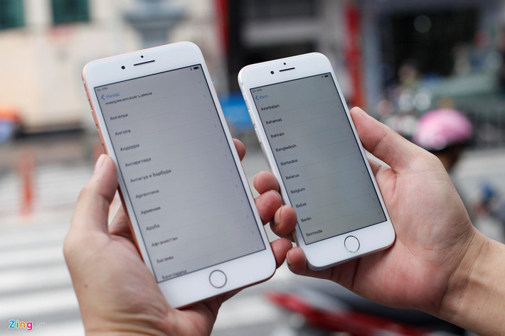 Thay đổi chất liệu kính, iPhone 8 và iPhone 8 Plus trông bóng bẩy hơn, màu sắc mới cũng tạo đôi chút lạ lẫm. Mặc dù vậy, máy dễ trơn trượt hơn so với thế hệ trước.