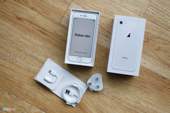 Giá bán đề nghị của iPhone 8 bản 64 GB là 19,9 triệu đồng, bản 256 GB giá 23,5 triệu đồng. iPhone 8 Plus 64 GB giá 22,9 triệu đồng, bản 256 đắt hơn 3 triệu đồng.