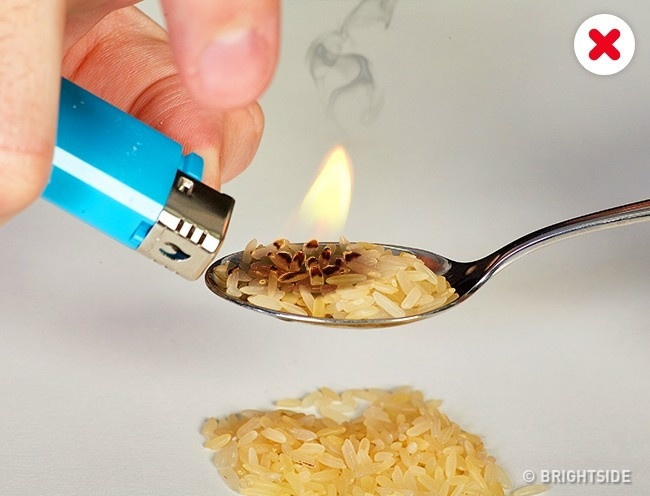 Với gạo, hãy đốt thử một muỗng. Nếu gạo cháy đen và có mùi nhựa thì đó chính là gạo giả.