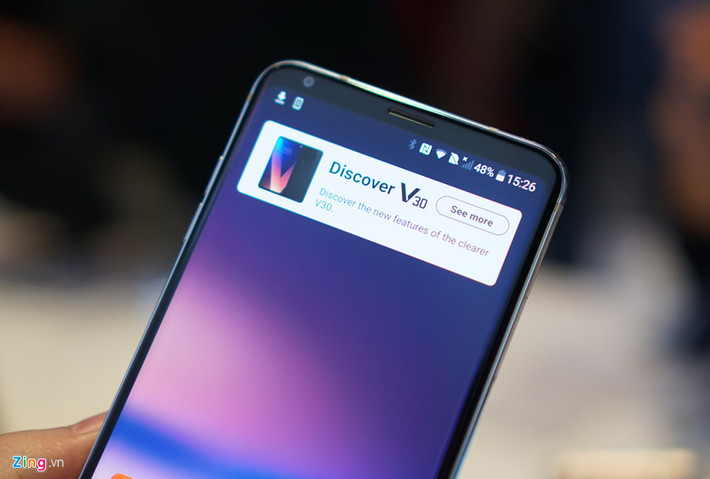 Màn hình chính là điểm ấn tượng nhất của LG V30. Trên sản phẩm này, LG chuyển sang tấm nền OLED, vốn dùng trên những chiếc TV cao cấp.