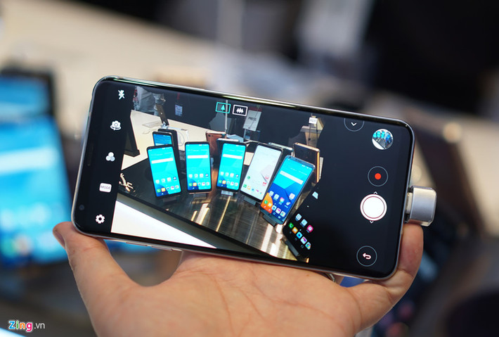 Camera tiếp tục là điểm nổi bật khác của V30. Sản phẩm này dùng 2 camera sau, một chụp góc thường và một góc rộng. Camera chụp góc thường có độ phân giải 16 megapixel, khẩu độ f/1.6 lớn nhất hiện nay, trong khi camera thứ 2 có khẩu độ f/1.9. Camera này chụp siêu nhanh, chụp thiếu sáng ít bị nhiễu do khẩu độ cao.