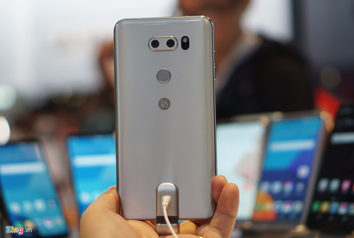 Hiện chưa rõ LG V30 có được đưa về Việt Nam dưới dạng chính hãng hay không. Nếu không có, đây sẽ là một điều đáng tiếc bởi người dùng phải tìm kiếm nó ở các cửa hàng xách tay. V30 sẽ là đối thủ đáng gờm của Note 8 và iPhone 8, ít nhất về mặt chất lượng. Sự thua kém của nó, nếu có, chỉ là hiệu ứng thương hiệu thấp hơn và khó tiếp cận người dùng hơn.