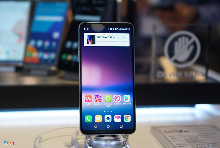 Cấu hình của máy bao gồm RAM 4 GB, chip Snapdragon 835 và dung lượng 64 GB. Hãng sẽ phát hành thêm bản V30 Plus với dung lượng 128 GB.