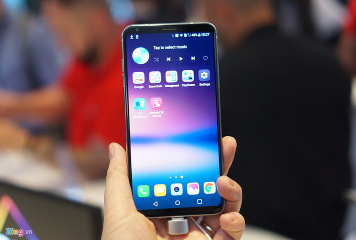 Màn hình LG V30 có kích thước 6 inch, tỷ lệ 18:9, độ phân giải 1.440 x 2.880 pixel. Đây là lần đầu tiên dòng V loại bỏ màn hình phụ. Màn hình này cũng có tính năng tương tự Always On hay Edge Screen của Samsung.