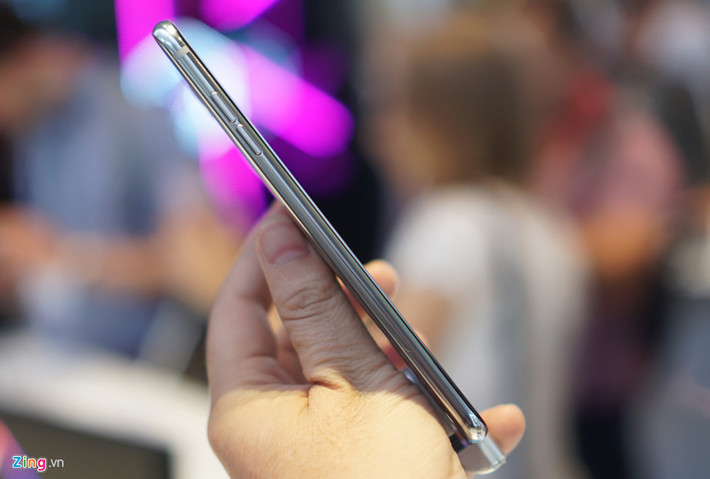 Smartphone này bóng bẩy, có độ mỏng vừa phải, nút bấm được làm thon gọn. Nó thực sự xứng đáng với danh hiệu smartphone cao cấp. Khi cầm máy, bạn sẽ cảm nhận được sự cao cấp này.