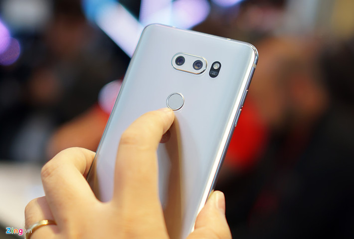 Có một điểm hơi bất hợp lý ở thiết kế mặt lưng của V30 là cụm camera sau được làm khá nhỏ, lồi nhẹ nhưng lại đặt chính giữa máy. Thông thường, khi làm cụm camera nhỏ, người ta sẽ đặt nó ở góc. Cụm cảm biến vân tay cũng khá nhỏ. Nếu không thích tính năng này, người dùng có thể chọn hàng loạt thao tác mở khóa khác như nhận diện khuôn mặt, nhận diện giọng nói.
