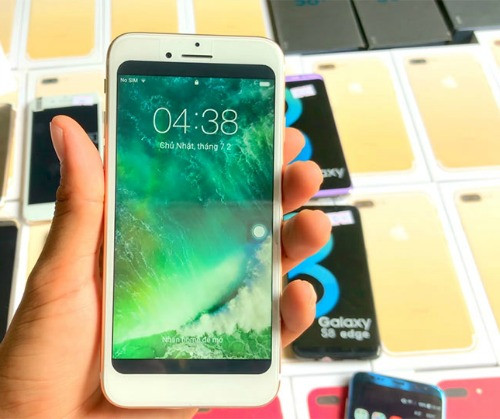 Ở mặt trước, iPhone 8 "giả" không có nút Home vật lý nhưng lại xuất hiện phần màn hình đen ở cạnh trên và cạnh dưới thừa thãi. Viền benzel của máy khá dày thay vì thiết kế toàn màn hình như lời đồn. Ảnh: Techz.