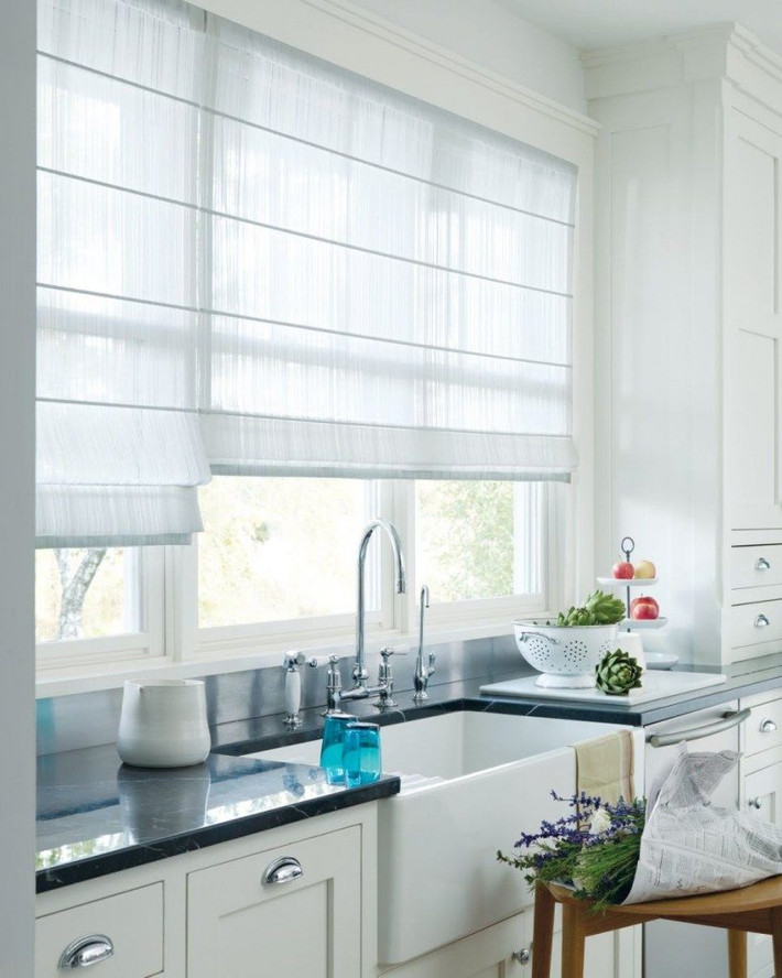 Rèm cửa sổ màu trắng cho không gian phòng bếp vẻ tươi sáng, tạo cảm hứng nấu ăn cho gia chủ.
