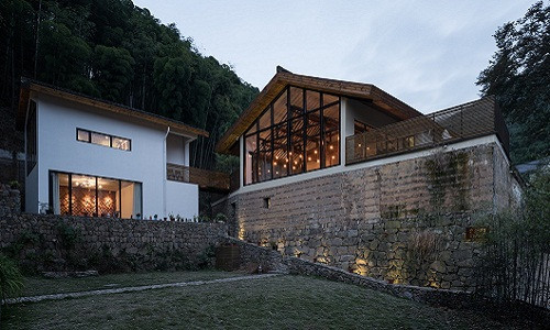 Nằm trên một ngọn núi ở tỉnh Chiết Giang, Trung Quốc, ngôi " nhà một nửa" được cải tạo từ căn nhà cũ hàng trăm năm tuổi.