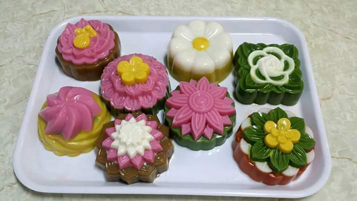 Hầu hết vỏ bánh đều được tạo màu từ rau củ quả để đảm bảo an toàn cho sức khỏe khách hàng. Ảnh: Khamphadisan.