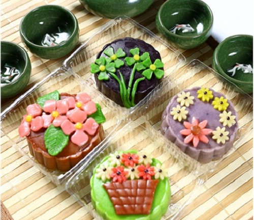 Nhân bánh 3D in hoa nổi cũng rất đa dạng như trà xanh, lá dứa, cà phê, sữa dừa....Ảnh: Nhommua.