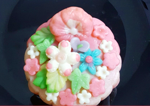 Khách với bánh trung thu truyền thống, bánh trung thu 3D có màu sắc rất phong phú. Ảnh: Mami9.
