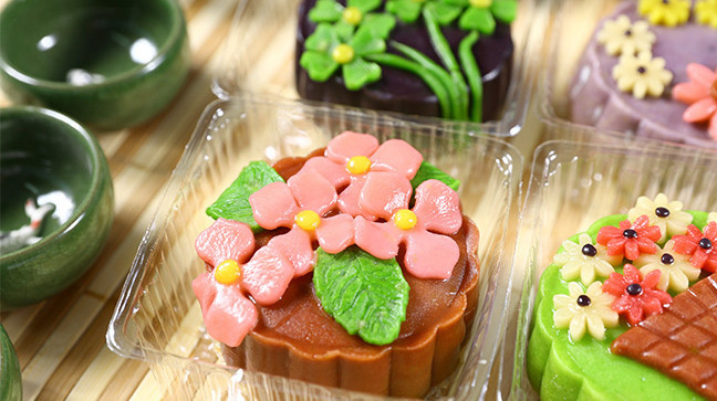Mỗi chiếc bánh có giá dao động trong khoảng 70.000 - 80.000 đồng/chiếc loại 100-125gr. Ảnh: Nhommua.