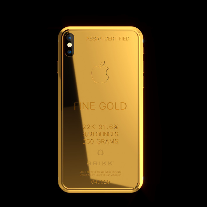 Trong khi đó, mẫu máy cao cấp hơn - Lux iPhone X Ingot 250 sử dụng 250g vàng 22K và có mặt sau được đánh sáng bóng như gương.