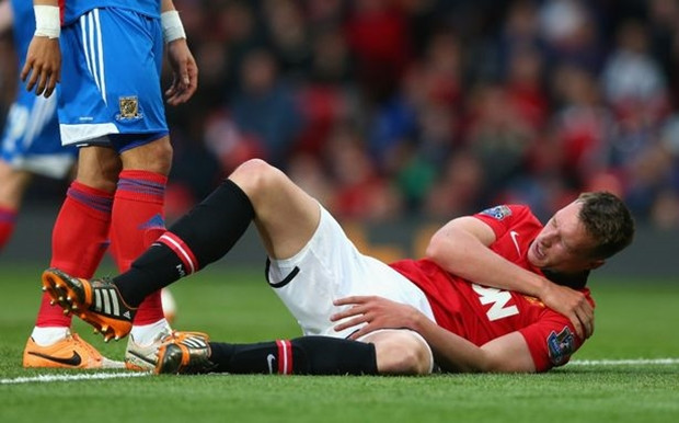Phil Jones là chiến binh của Quỷ đỏ đang gặp phải chấn thương mắt cá.