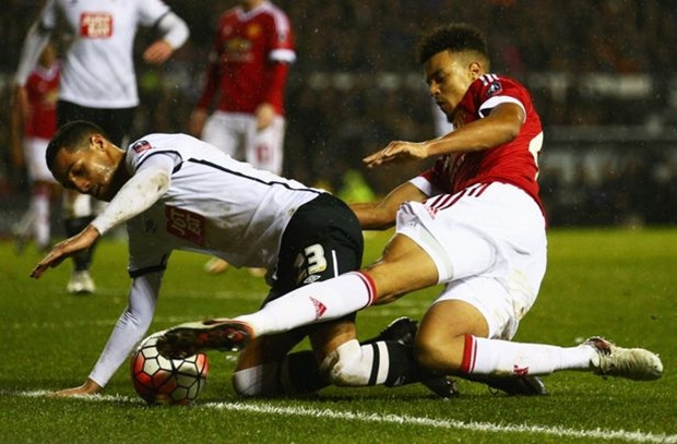 Cameron Borthwick-Jackson bị ốm và không thể góp mặt trong đội hình của Man United.