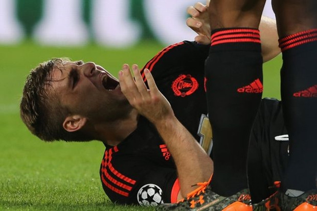 Luke Shaw là nạn nhân của pha vào bóng thô bạo trong trận đấu tại vòng bảng UEFA Champions League giữa Man United và PSV. Cầu thủ này sẽ phải nghỉ tới 6 tháng mới có thể trở lại sân cỏ.