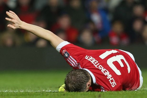 Bastian Schweinsteiger được Man United mua về với hy vọng sẽ mang độ quái của bóng đá Đức sang Premier League. Thế nhưng, tuổi cao và chấn thương đầu gối hành hạ khiến cầu thủ này chưa đóng góp được nhiều cho đội chủ sân Old Trafford.