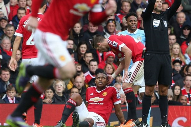 Antonio Valencia bị chấn thương mắt cá.