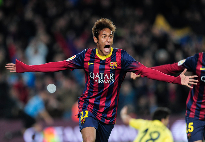 Dù thuận chân phải, có thể đá tốt ở vị trí hộ công nhưng Neymar lại đang làm mưa làm gió khi được sắp xếp đá tiền đạo cánh trái ở Barca. Bởi ở vị trí này, đối phương khó có thể xác định trước Neymar sẽ ngoặt bóng, rê dắt như thế nào.
