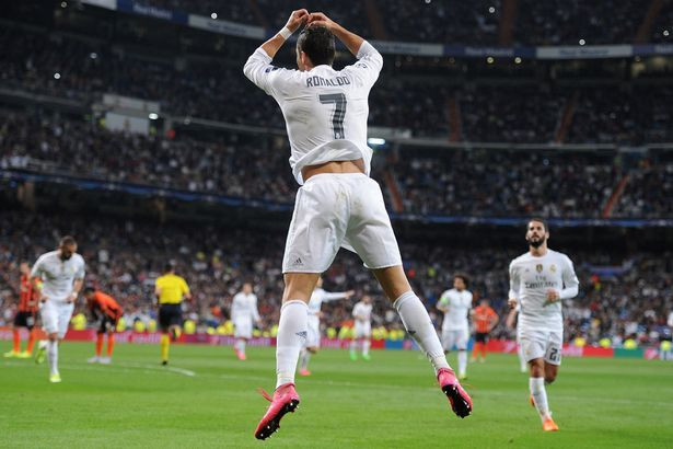 Ronaldo chuyển qua Real Madrid vào năm 2009. Anh tiếp tục trở thành trụ cột nơi hàng công của đội chủ sân Bernabeu từ đó đến nay. CR7 đang đá lệch cánh trái, anh thường dắt bóng từ biên vào giữa sân để sút xa ghi bàn.